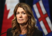 La primera ministra Danielle Smith llora durante un foro sobre el referéndum de Alberta y sus quejas con Ottawa