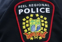 Oficial y otras 10 personas resultaron heridas tras un incendio en un edificio de apartamentos en Mississauga