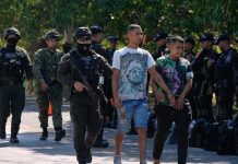 El presidente de Colombia envía tropas a una ciudad caribeña tras un estallido de violencia.
