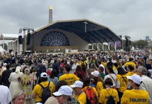 Más de 600.000 fieles asisten a la misa del Papa en los Campos Elíseos