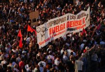 Miles de personas marchan en Madrid para protestar por la crisis inmobiliaria en España tras el desalojo de una mujer de 87 años