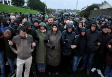 Irlanda del Norte: tenso cara a cara tras el bloqueo de una marcha protestante
