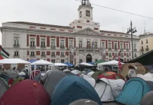 Los acampados en Sol elevan las exigencias al Gobierno y no aclaran cuándo levantarán el campamento: «No vamos a aceptar migajas»