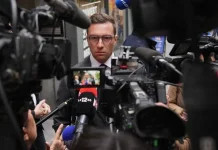 Las acusaciones de antisemitismo contra su compañero de fórmula nublan la campaña presidencial de Le Pen en Francia.