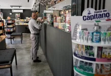 Los iraníes se enfrentan a un aumento vertiginoso de los precios de los medicamentos a medida que el bloqueo y las sanciones de Estados Unidos golpean con fuerza.