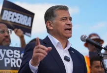 Los rivales para el gobernador de California se reunirán en el único debate programado mientras las boletas por correo llegan a los votantes