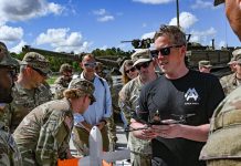 El secretario del Ejército de EEUU presenta su dimisión en medio de tensiones con Pete Hegseth