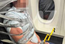 Los pasajeros que ayudaron a inmovilizar a un hombre en un vuelo a Newark describen el caos