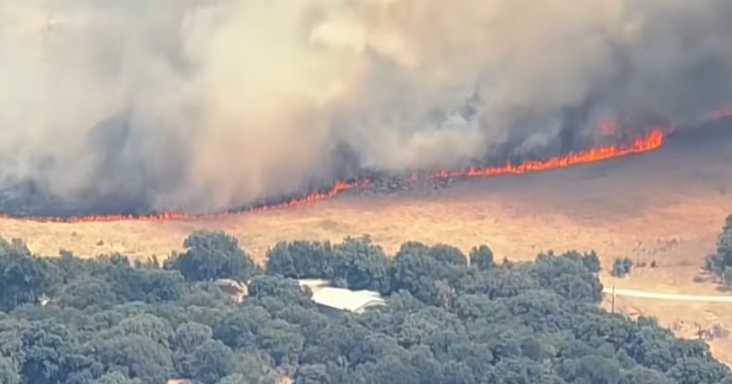 hp-import-1788863339227-un-incendio-en-texas-sigue-act