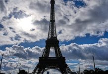 La Torre Eiffel reabre después de una huelga por los límites al personal femenino durante la visita de una delegación hindú