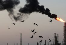 El precio del petróleo sube y se acerca a los 100 dólares ante la escalada de ataques entre EEUU e Irán en el estrecho de Ormuz