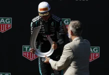 El rey entrega al italiano Antonelli el trofeo del Gran Premio de España de Fórmula Uno