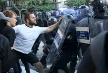 Cargas en Barcelona para evitar un choque entre manifestantes neonazis y antifascistas