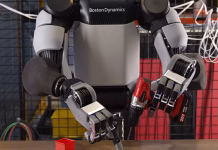 Este robot humanoide mueve las manos como un humano y es capaz de utilizar herramientas como un taladro