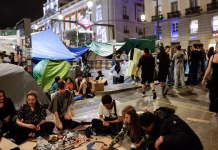 Del Burger King al Teatro del Barrio: los acampados de Sol comparten un mapa de “refugios” con baños y claves de acceso a locales de comida rápida