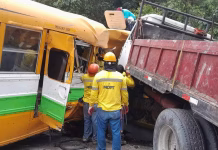 El Salvador: Rastra causa aparatoso accidente múltiple en Los Chorros y deja múltiples lesionados