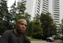 Una niña pequeña murió al caer desde un rascacielos en North York. Los inquilinos advirtieron sobre las ventanas endebles, pero la ciudad dio un paso al edificio.
