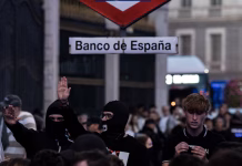 Los indignados de Sol extienden su movilización a Callao y marchan hacia Cibeles al grito de la «lucha seguirá cueste lo que cueste»