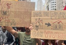 Activistas irrumpen en la inauguración del salón inmobiliario The District y lanzan proclamas y bombas fétidas durante la visita de Ayuso