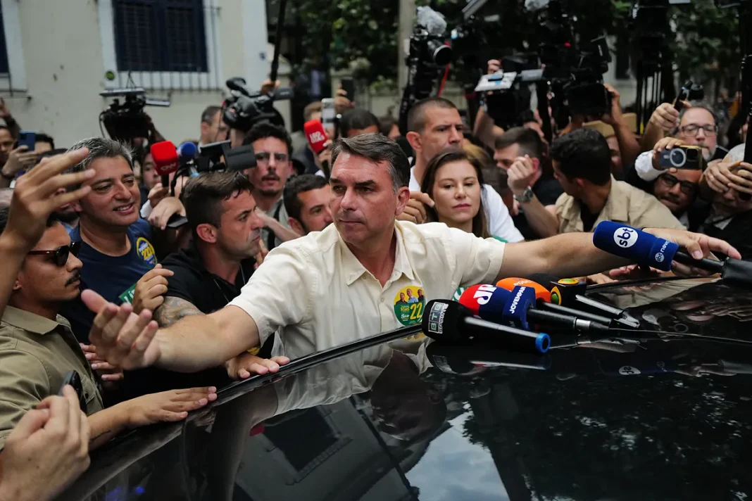 hp-img-1791200269894-fl-vio-bolsonaro-desborda-las-