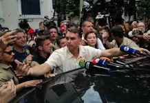Flávio Bolsonaro desborda las encuestas y roza la Presidencia de Brasil