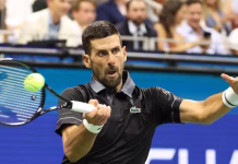 El serbio Djokovic peleará en Pekín por su título 102 tras la descalificación del ruso Medvedev