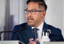 El candidato a la alcaldía de Mississauga dice que un voluntario fue atacado con un cuchillo mientras colocaba carteles electorales.