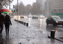 Chile: intensas lluvias dejan un muerto, más de 20 mil casas sin luz y cientos de calles inundadas
