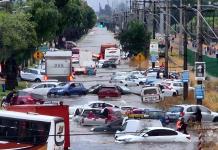 Un aluvión arrastró vehículos y un autobús en Santiago de Chile tras días de lluvias intensas