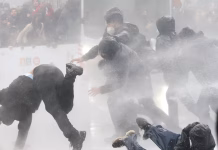 Disturbios en Bruselas: jóvenes y policías se enfrentan en la jornada de huelga nacional contra el ajuste