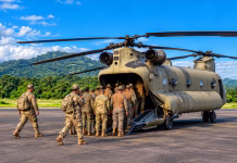 Helicóptero Chinook de Estados Unidos transporta ayuda humanitaria a las zonas afectadas por el sismo en Panamá