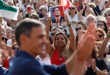 El PSOE arranca la precampaña con un amplio catálogo de insultos al «perro» Sánchez para tratar de movilizar a sus votantes