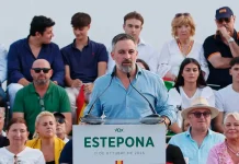 Abascal pide calma ante las provocaciones desde Estepona, pero alerta contra el «gobierno más sucio»: «No os fieis de una sola encuesta»