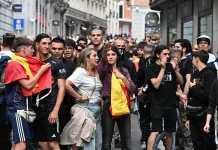 Un policía herido y dos detenidos en los enfrentamientos entre los acampados y los ultras en la Puerta del Sol