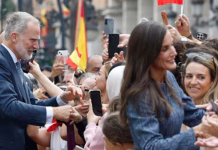 Felipe VI y la reina Letizia son recibidos entre vítores y se dan un baño de masas en su visita histórica a Ceuta