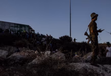 Un grupo de colonos incendia una mezquita en una localidad cisjordana cerca de Jerusalén