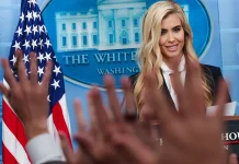 La nueva portavoz de prensa de Trump debuta con tropiezos en el atril de la Casa Blanca