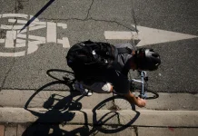 Manifestantes bloquean el desmantelamiento de un carrito de bicicletas en Toronto
