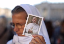 El cardenal Tagle presidió la misa de cierre del encuentro sobre Amoris laetitia mientras el Vaticano ora por la salud de León XIV