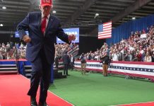 Encuesta AP-NORC: una gran mayoría de votantes cree que Trump está fracasando en el país y en el extranjero
