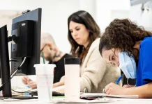 Más de un tercio de las enfermeras jóvenes de Canadá no renuevan sus licencias, dice un grupo de expertos