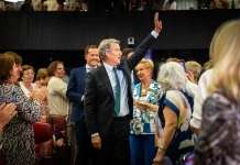 Alberto Núñez Feijóo busca el voto de las mujeres frente a un Gobierno que «paga prostitutas»