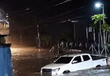 Lluvias en El Salvador: una quebrada se desbordó y dejó dos vehículos bajo el agua