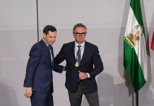El PP andaluz volvería a depender de un Vox al alza para gobernar y el PSOE se hunde por debajo de su suelo electoral, según el CIS andaluz