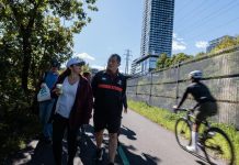 Conozca a los habitantes de Toronto desempleados que se conectan en caminatas semanales fundadas después de un despido de Meta