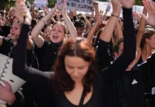 Miles de estudiantes y profesores marchan por la capital griega para protestar contra el alto coste de la vida.