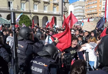 Cargas policiales, petardos y tensión rodean el acto de Santiago Abascal en A Coruña: miles de estudiantes se han concentrado contra el líder de Vox
