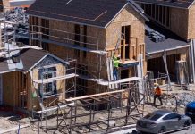 La construcción de viviendas unifamiliares en EE. UU. se desploma: los permisos de edificación alcanzan su nivel más bajo en años