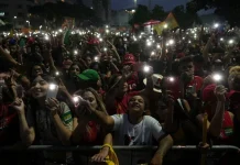 Los brasileños Lula y Flávio Bolsonaro intercambian críticas en el primer debate a pocos días de la segunda vuelta presidencial