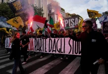 Miles de jóvenes protestan en Milán contra el coste de la vida mientras la Policía identifica a más de 200 personas en Roma